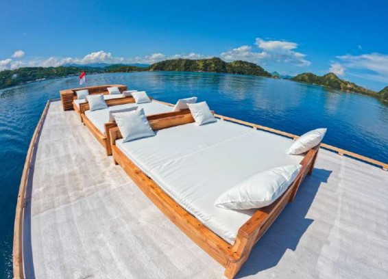 Where Does a Komodo Cruise Anchor at Night, and Is It Quiet?