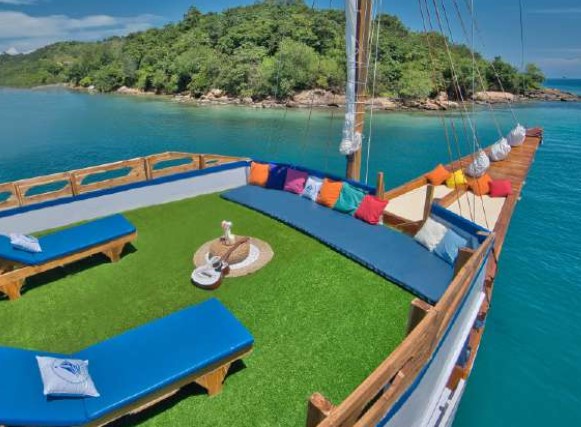 Is There Wi-Fi, Signal and Power on a Komodo Cruise?