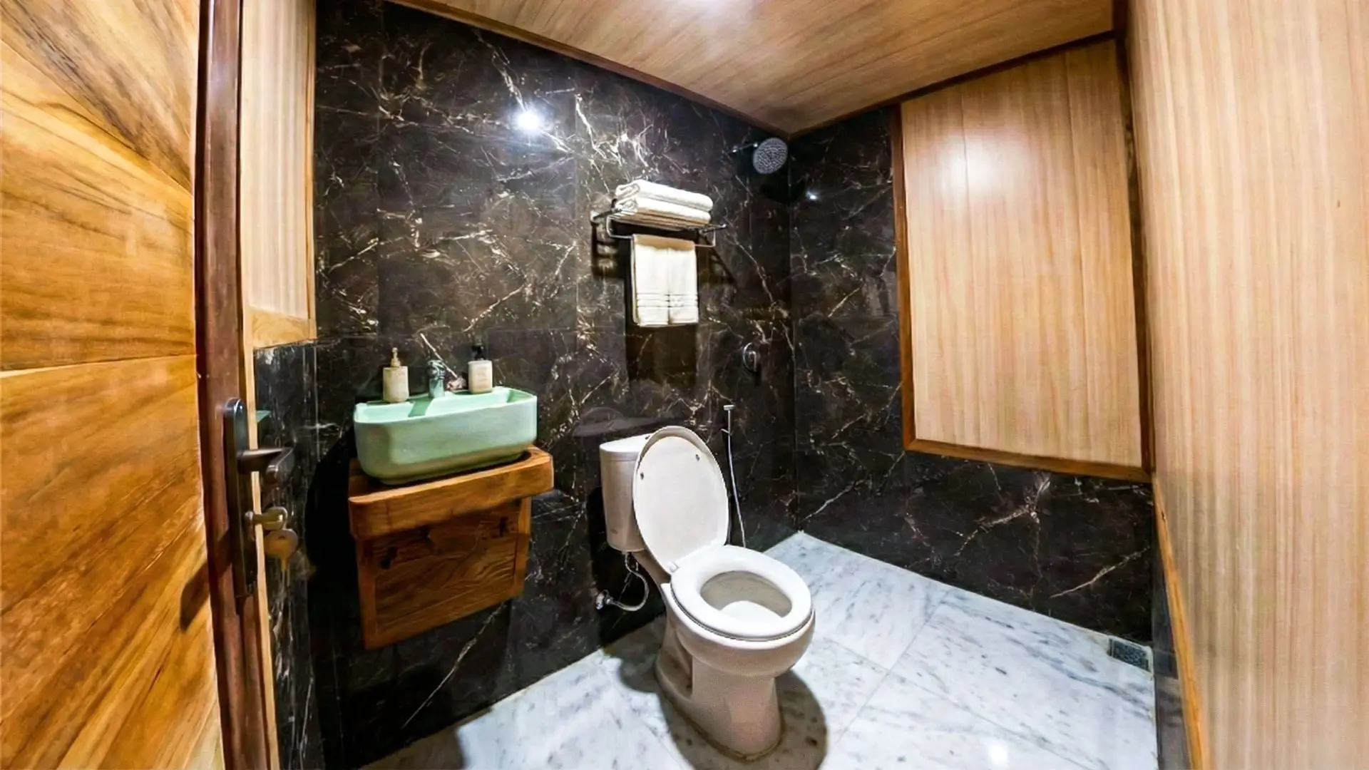 Master Cabin 1 | Naturalia Cruise | Komodo National Park