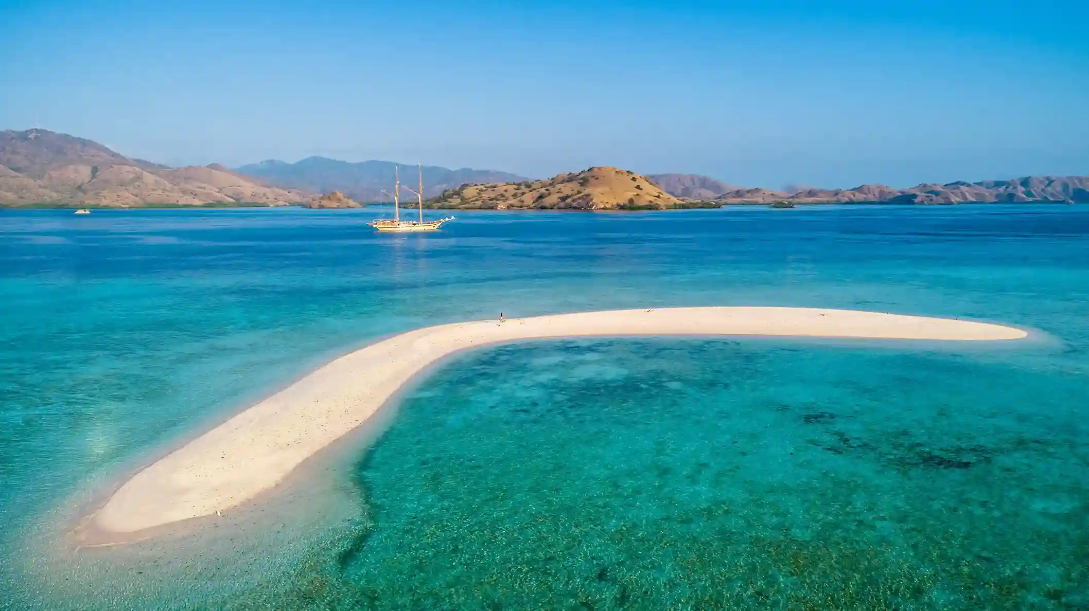 Taka Makassar - Sandbar Paradise in Komodo National Park