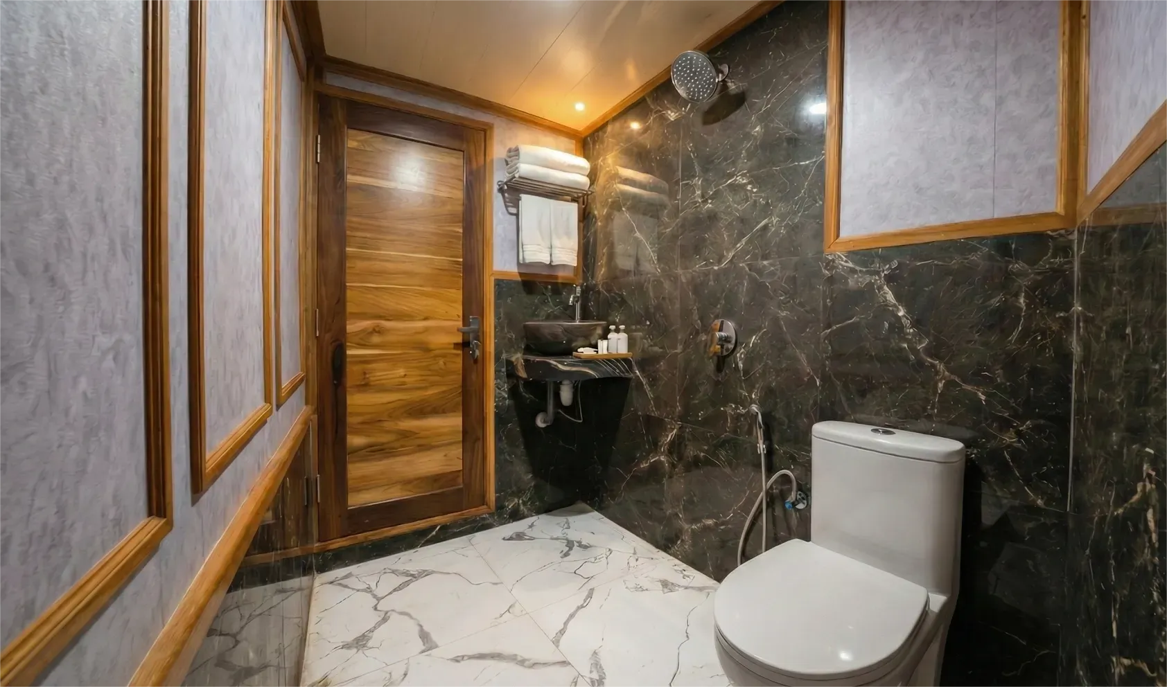 Suite Cabin 1 Bathroom | Naturalia Cruise | Komodo National Park