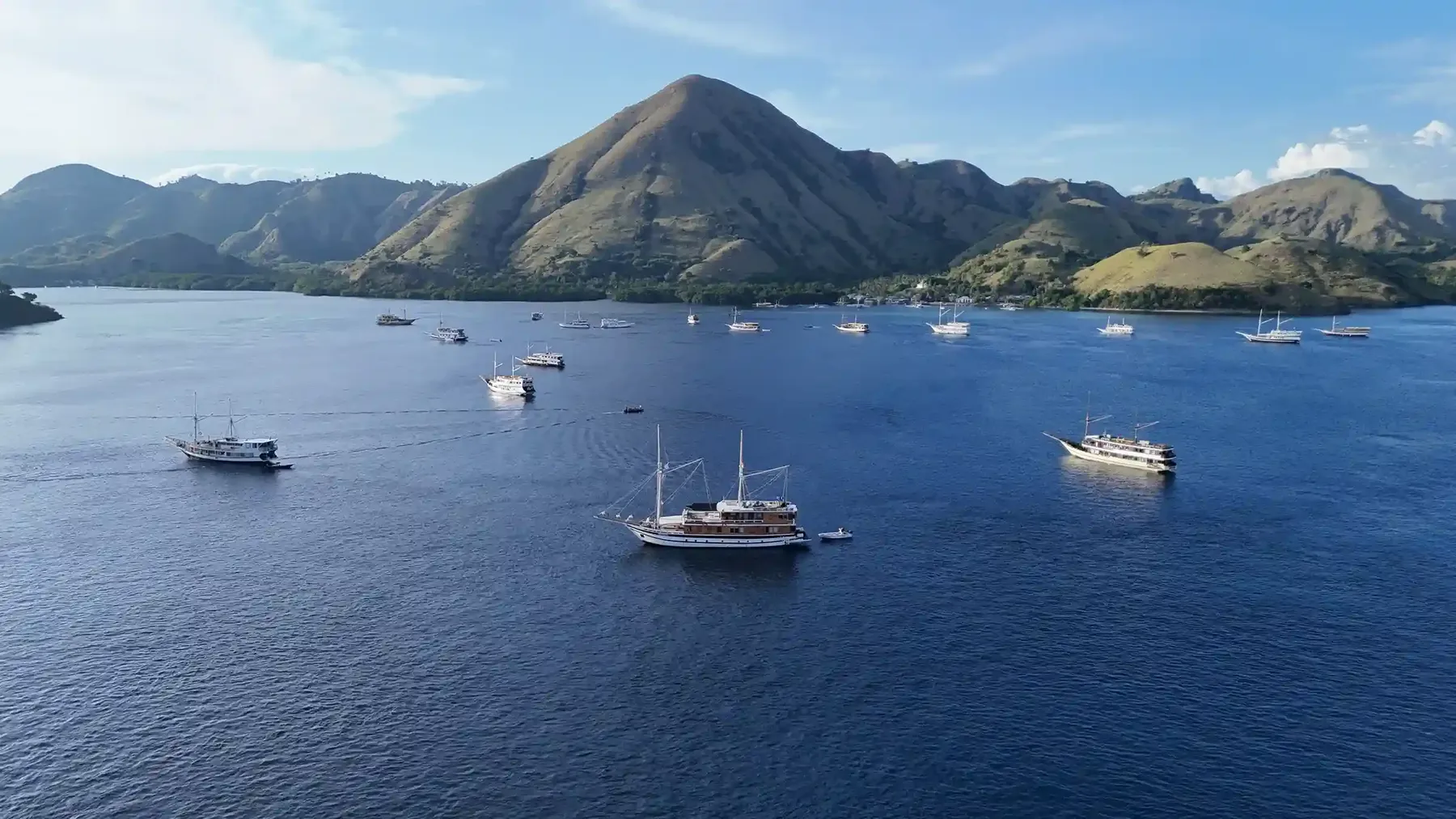 Private yacht charter sailing the Komodo archipelago